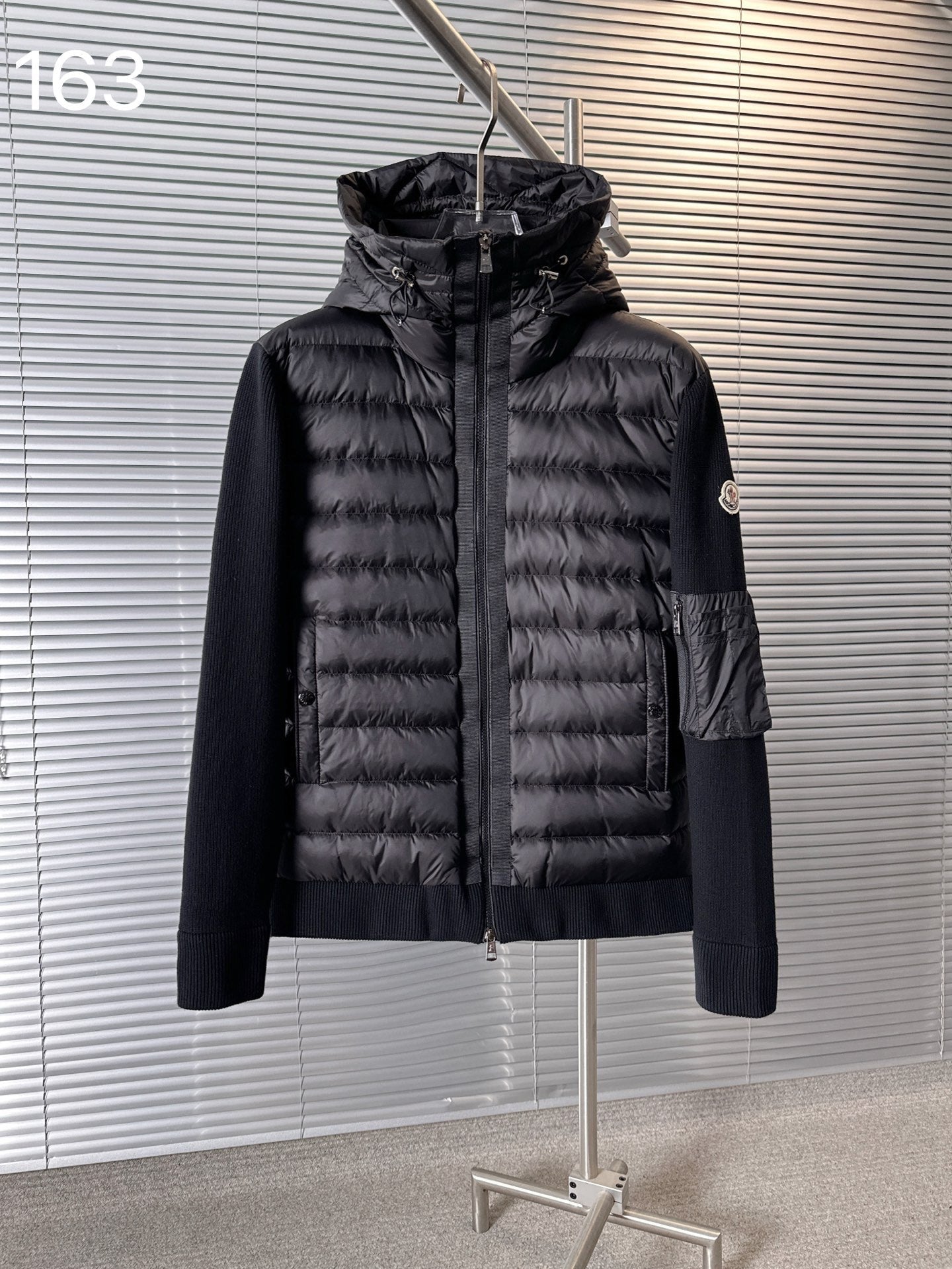MONCLER BLACK PUFFER JACKET STYLE 2424
