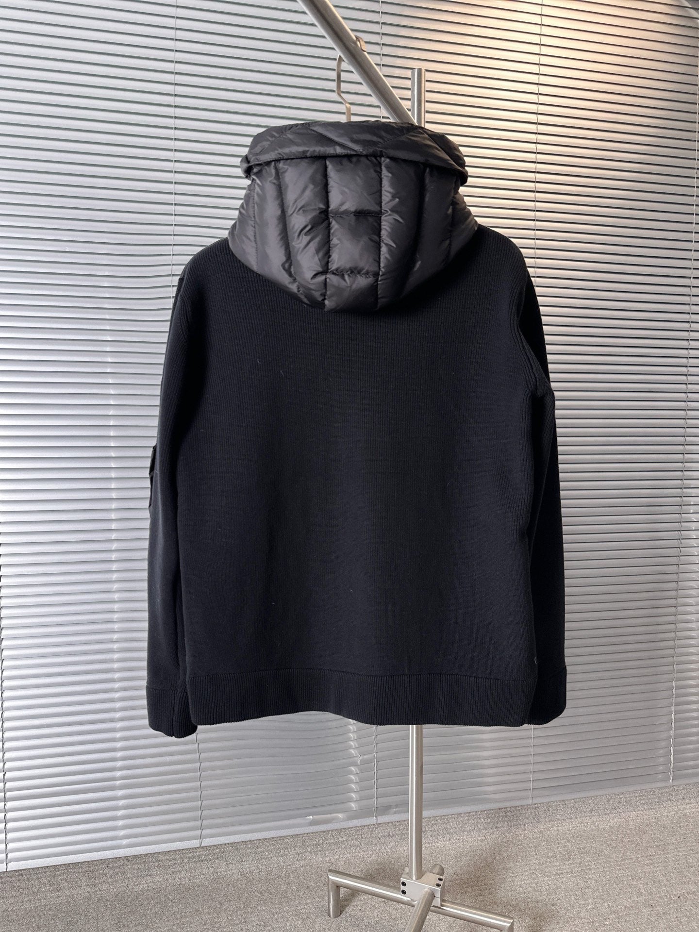 MONCLER BLACK PUFFER JACKET STYLE 2424