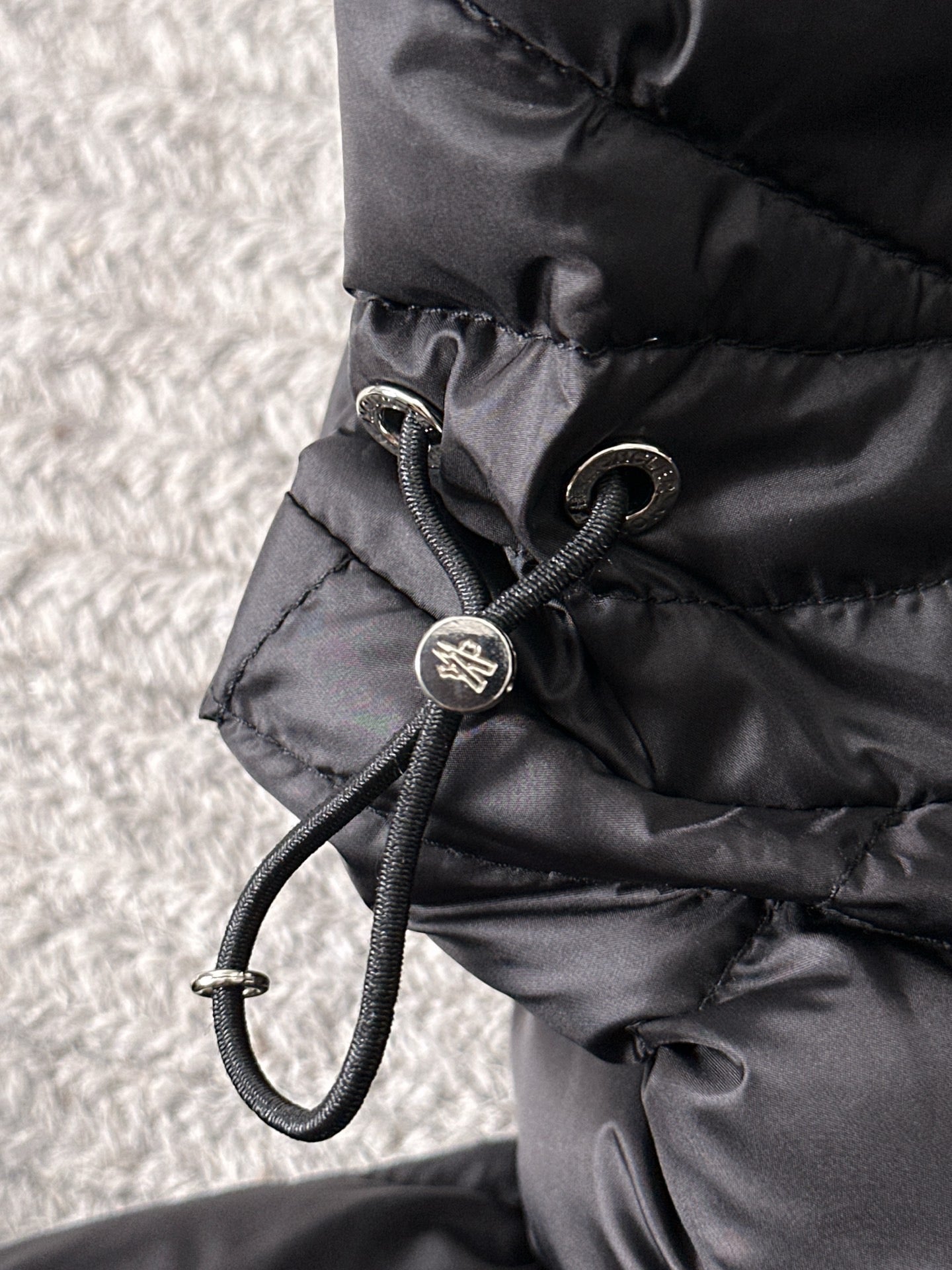 MONCLER BLACK PUFFER JACKET STYLE 2424