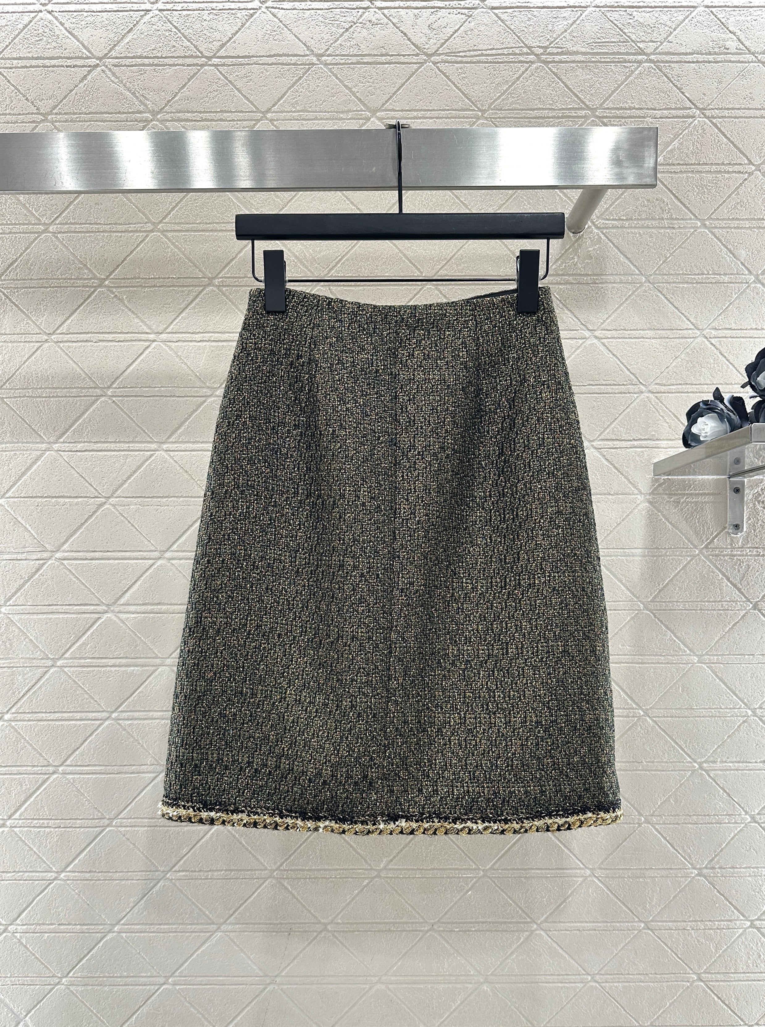 CHANEL SET IN BLACK MIX GOLD-TONE TWEED