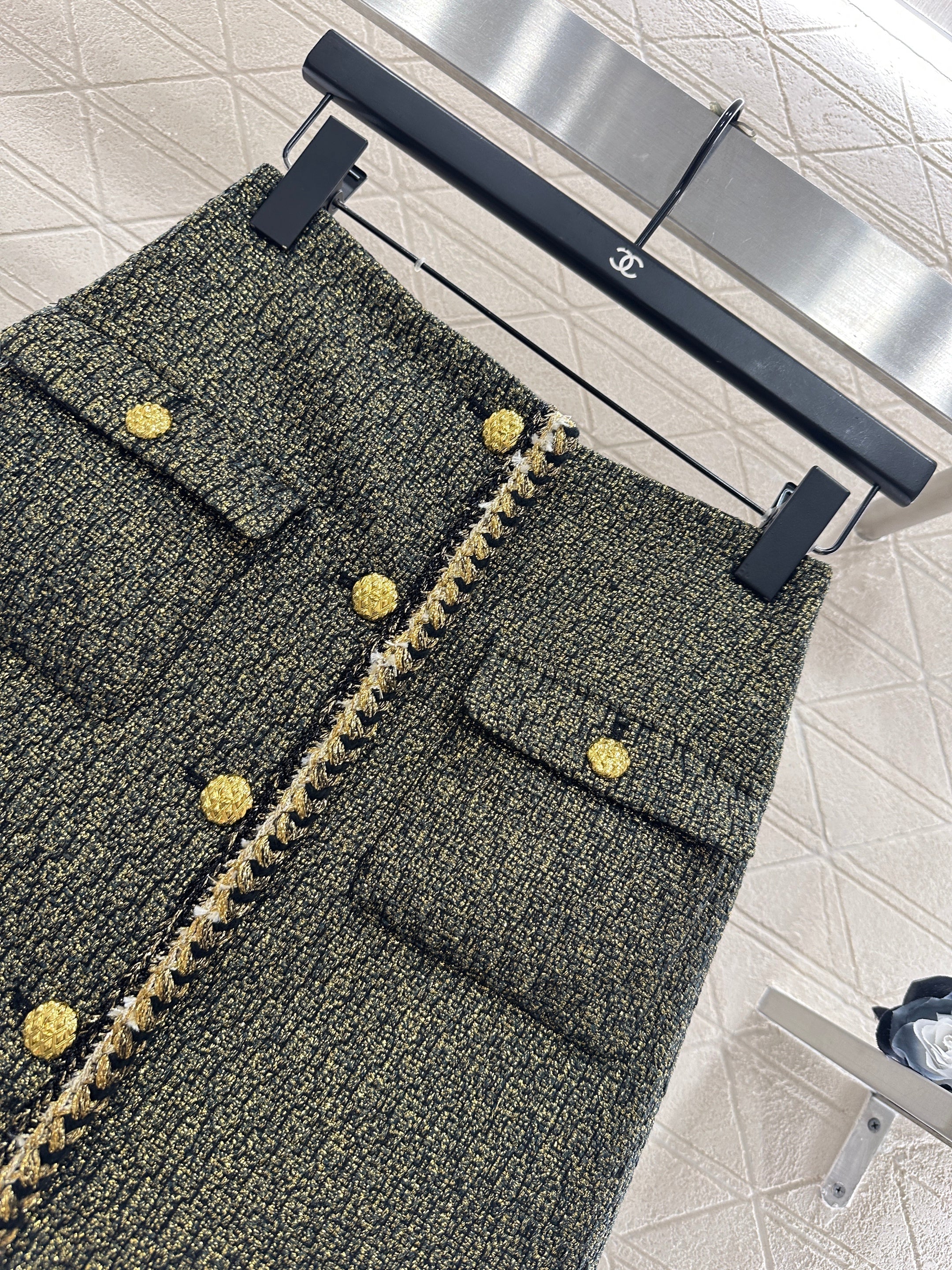 CHANEL SET IN BLACK MIX GOLD-TONE TWEED