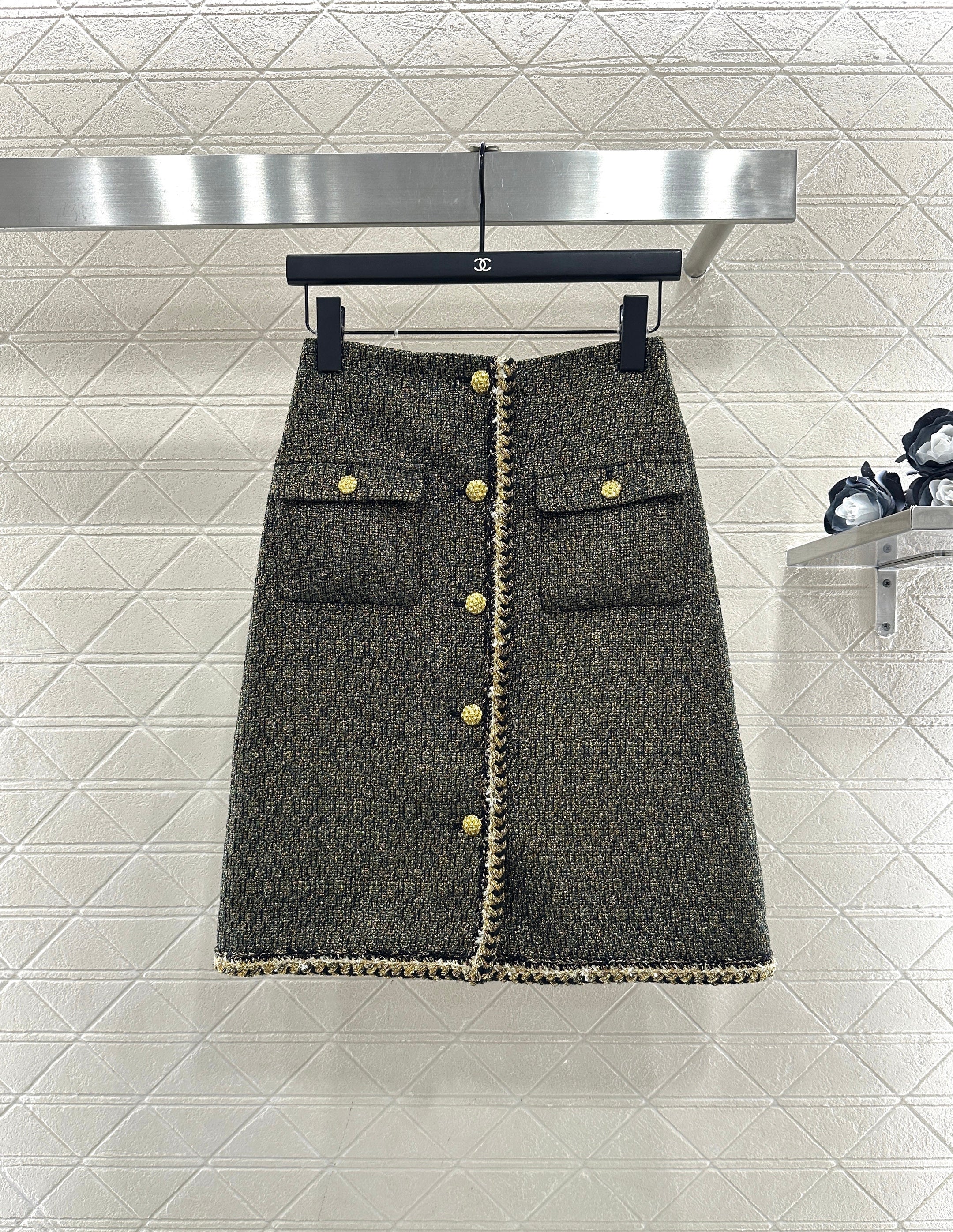 CHANEL SET IN BLACK MIX GOLD-TONE TWEED