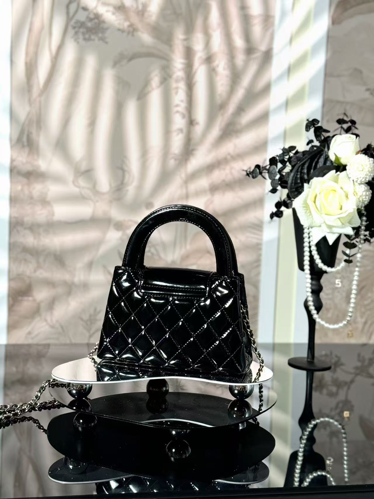 CHANEL SHOPPING BAG 19 IN BLACK GLOSSY CALFSKIN WITH GOLD-TONE HARDWARE