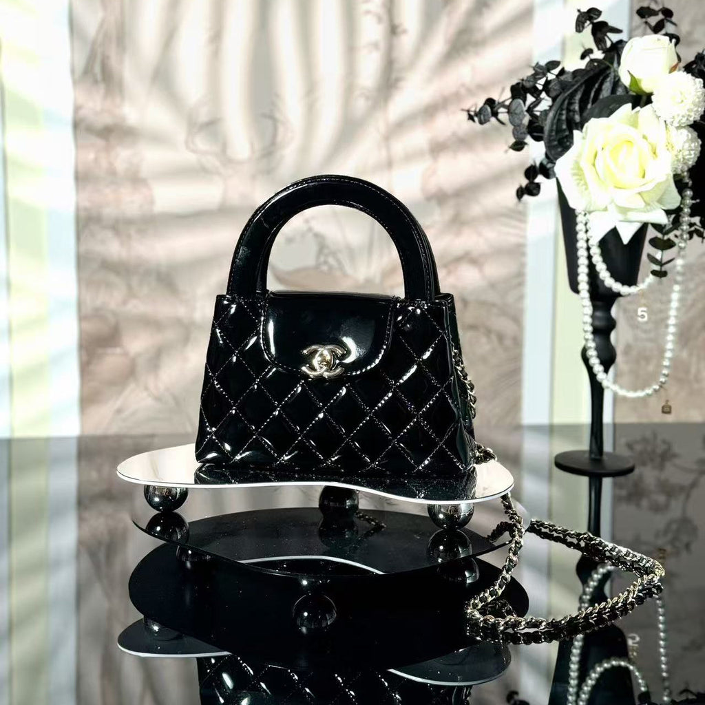 CHANEL SHOPPING BAG 19 IN BLACK GLOSSY CALFSKIN WITH GOLD-TONE HARDWARE