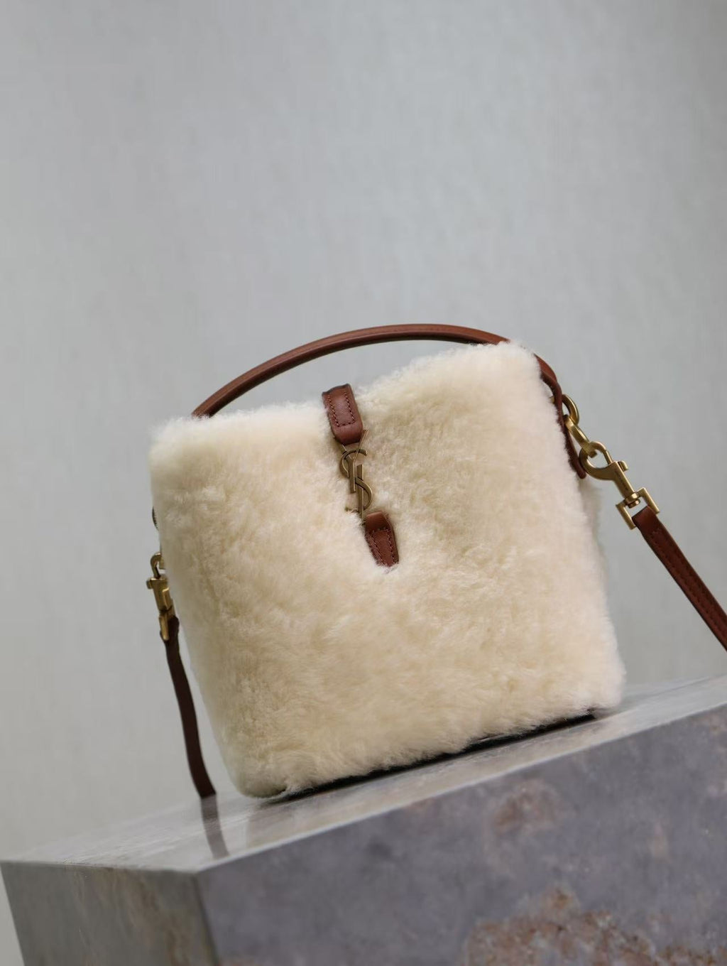 YSL LE 15 MINI SHEARLING BUCKET BAG IN CREAM BEIGE WITH LEATHER TRIM