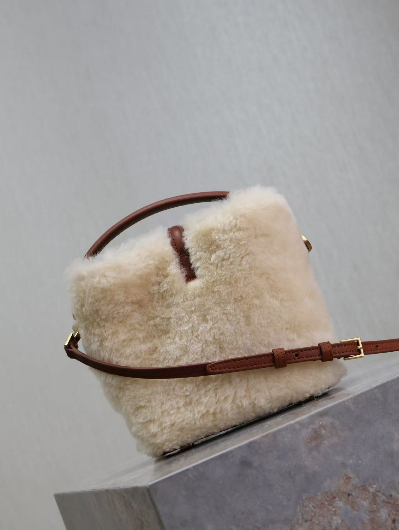 YSL LE 15 MINI SHEARLING BUCKET BAG IN CREAM BEIGE WITH LEATHER TRIM