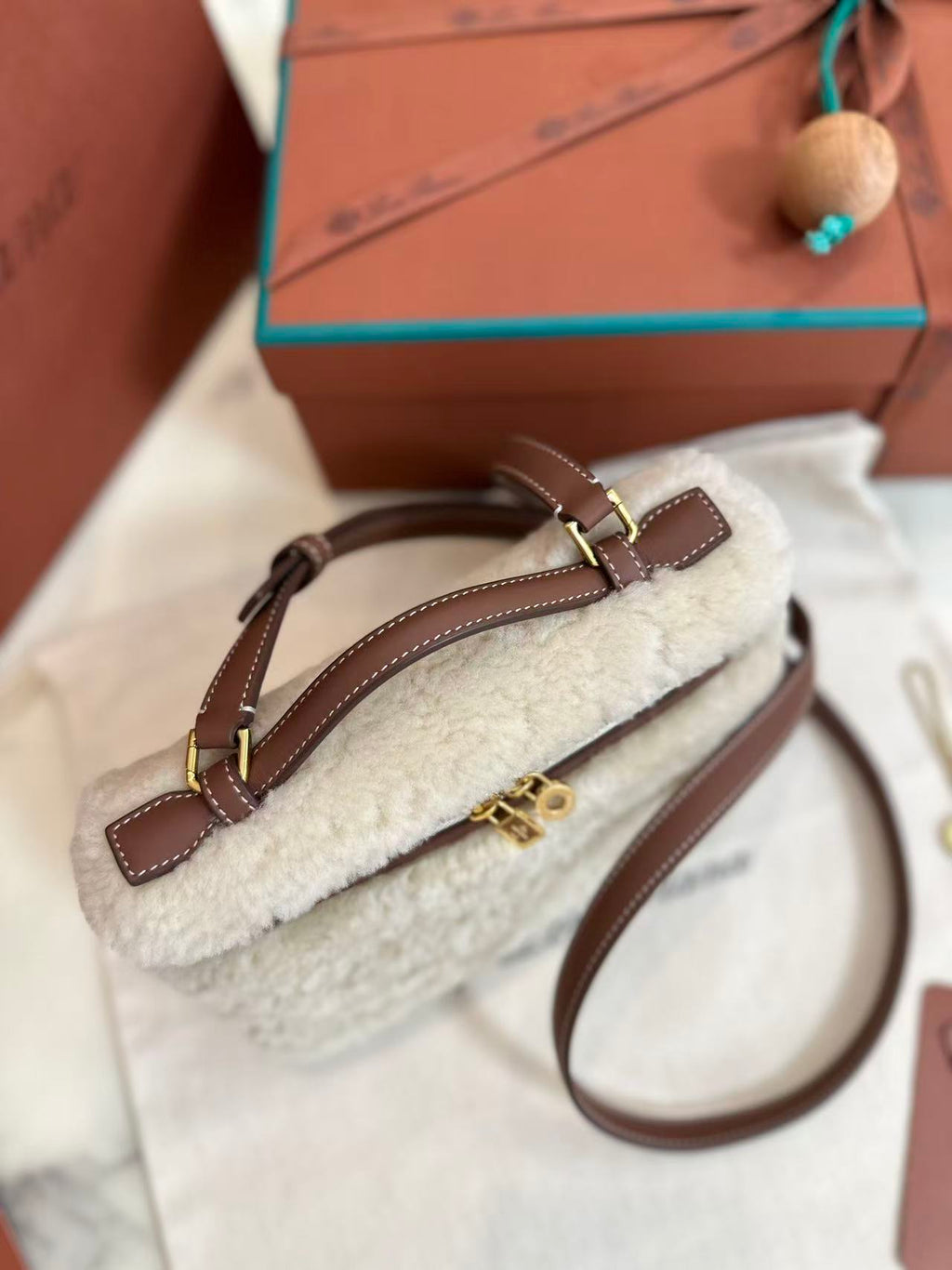 LP EXTRA BAG 19 IN WHITE SHEARLING