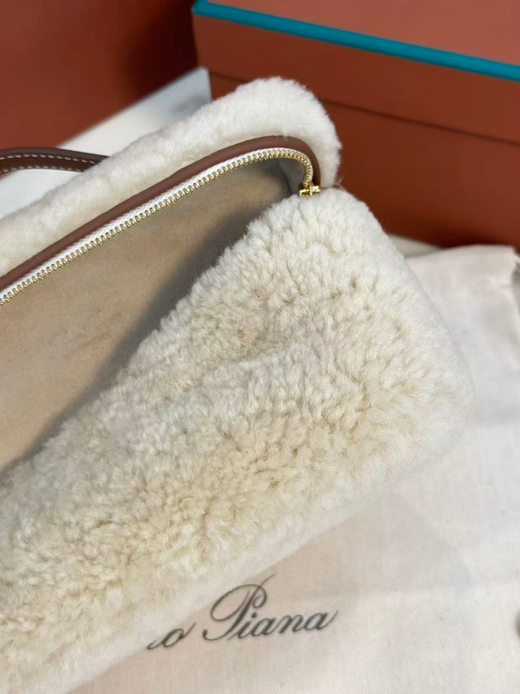 LP EXTRA BAG 19 IN WHITE SHEARLING