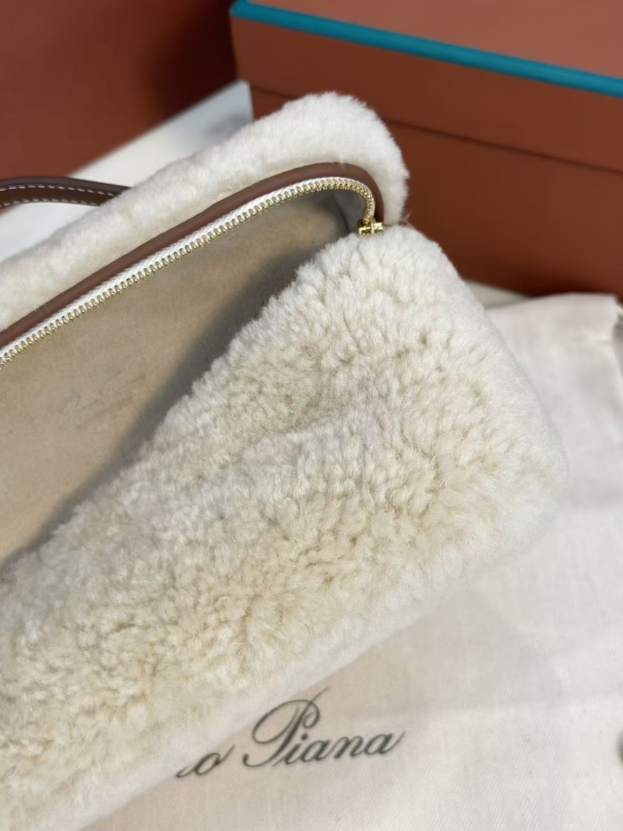LP EXTRA BAG 19 IN WHITE SHEARLING