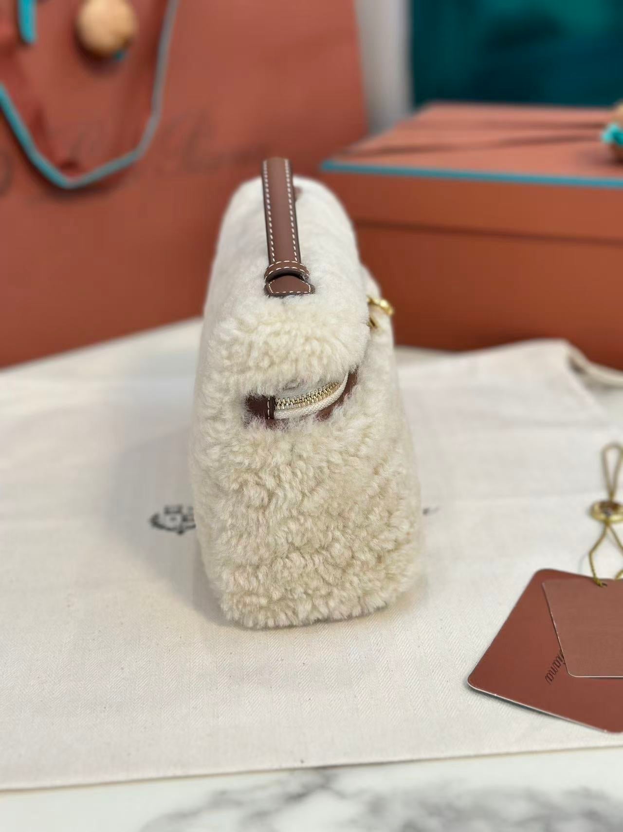 LP EXTRA BAG 19 IN WHITE SHEARLING