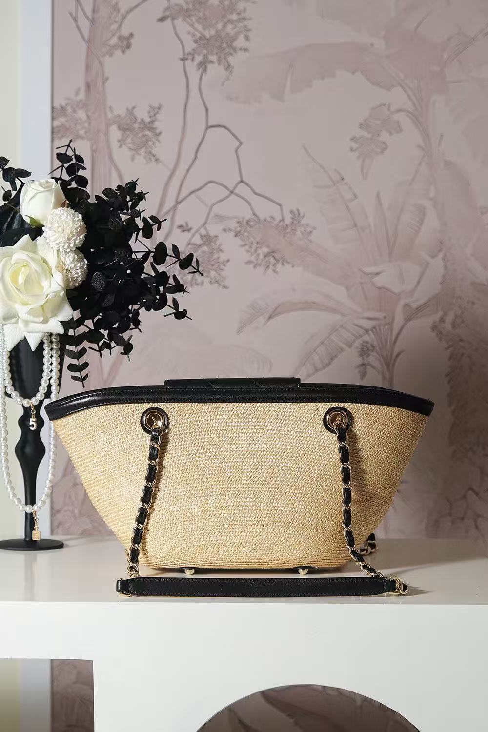 CHANEL TOTE BAG 36 IN BEIGE RAFFIA AND BLACK CALFSKIN