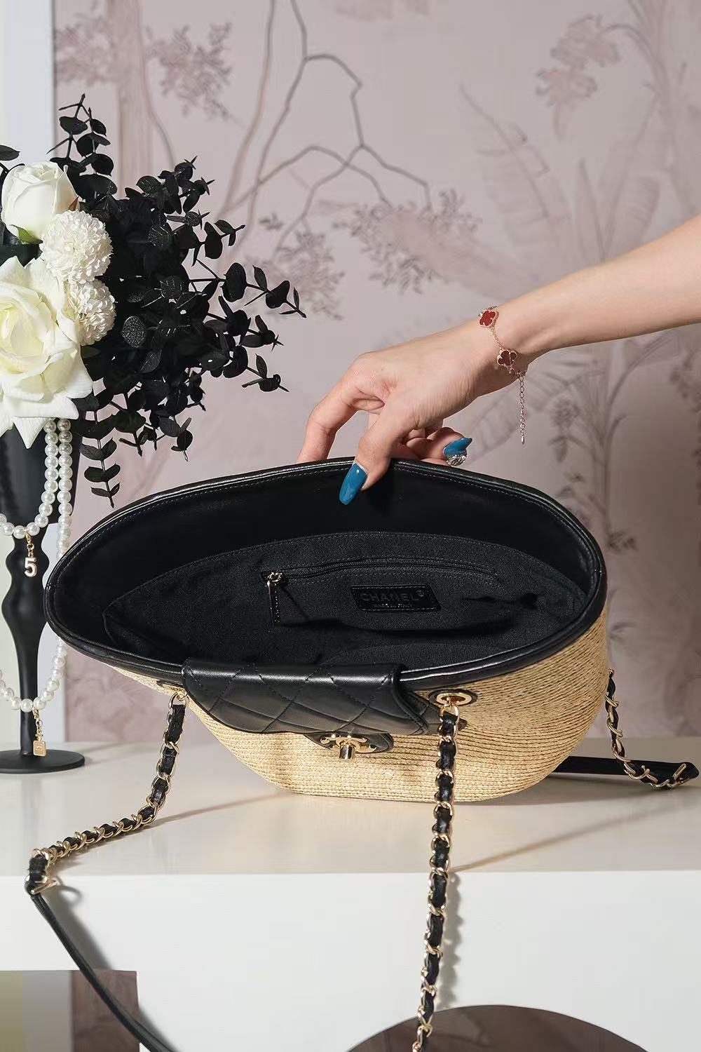 CHANEL TOTE BAG 36 IN BEIGE RAFFIA AND BLACK CALFSKIN