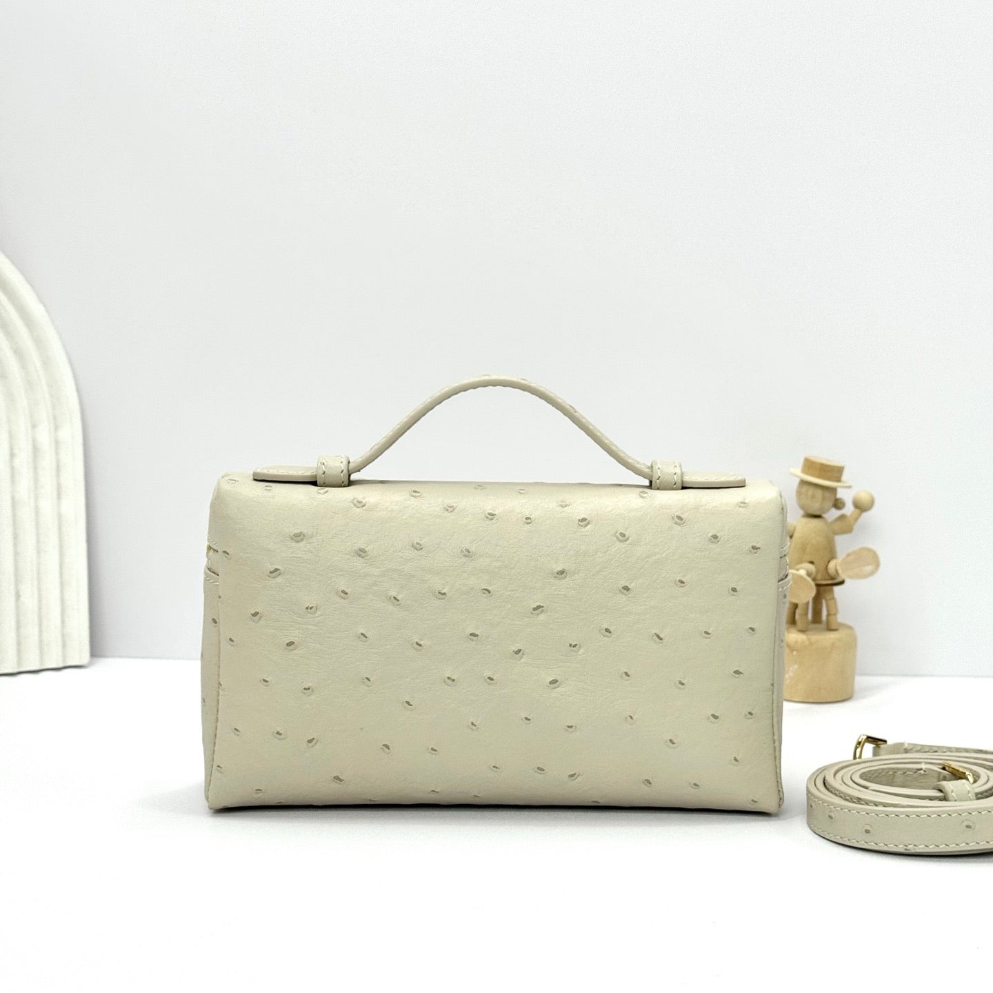EXTRA POCKET L19 IN BISQUE BEIGE OSTRICH LEATHER GOLD HARDWARE