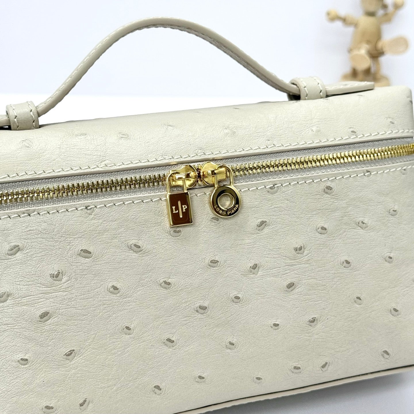 EXTRA POCKET L19 IN BISQUE BEIGE OSTRICH LEATHER GOLD HARDWARE