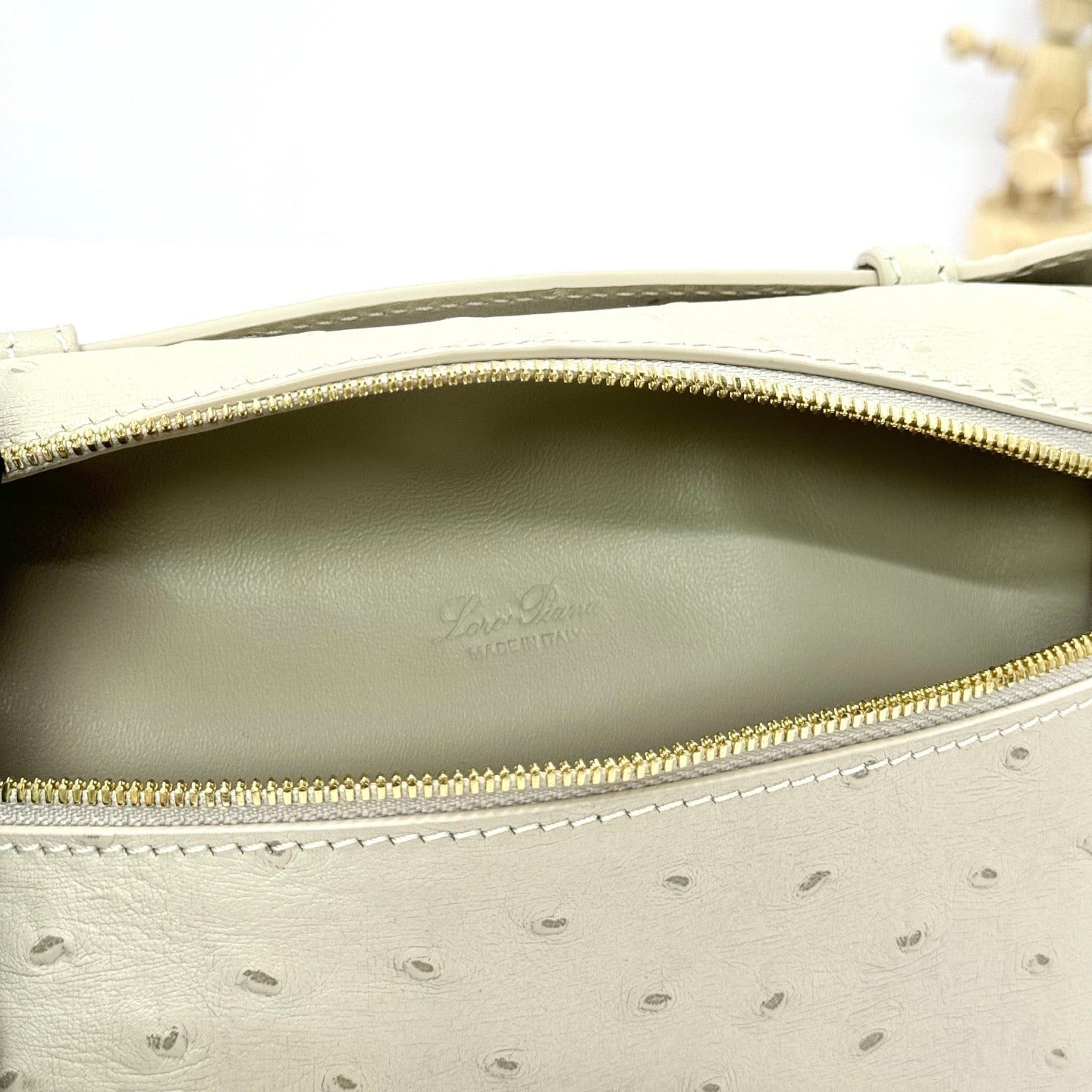 EXTRA POCKET L19 IN BISQUE BEIGE OSTRICH LEATHER GOLD HARDWARE