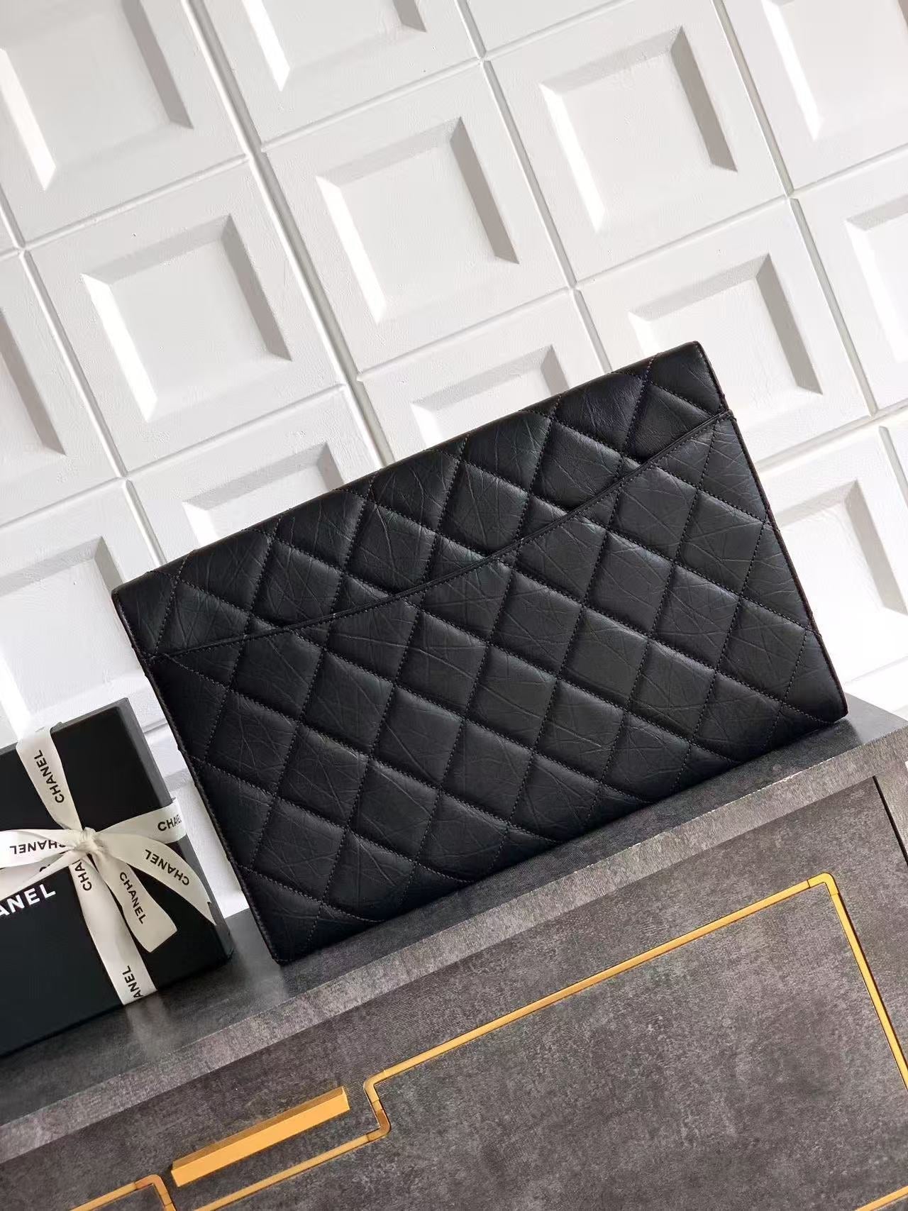 CC CLASSIC FLAP CLUTCH 41 IN BLACK QUILTED CALFSKIN GOLD HARDWARE