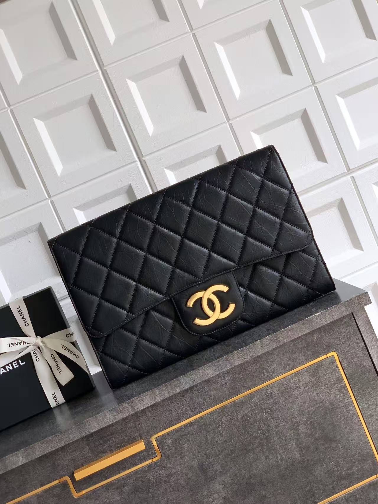 CC CLASSIC FLAP CLUTCH 41 IN BLACK QUILTED CALFSKIN GOLD HARDWARE