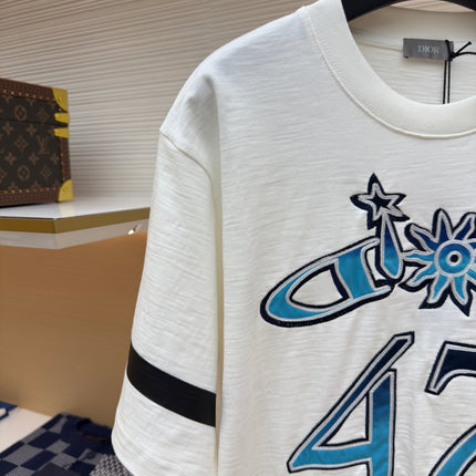 DIOR LEWIS HAMILTON T-SHIRT IN WHITE AND BLUE GRAPHIC LOGO