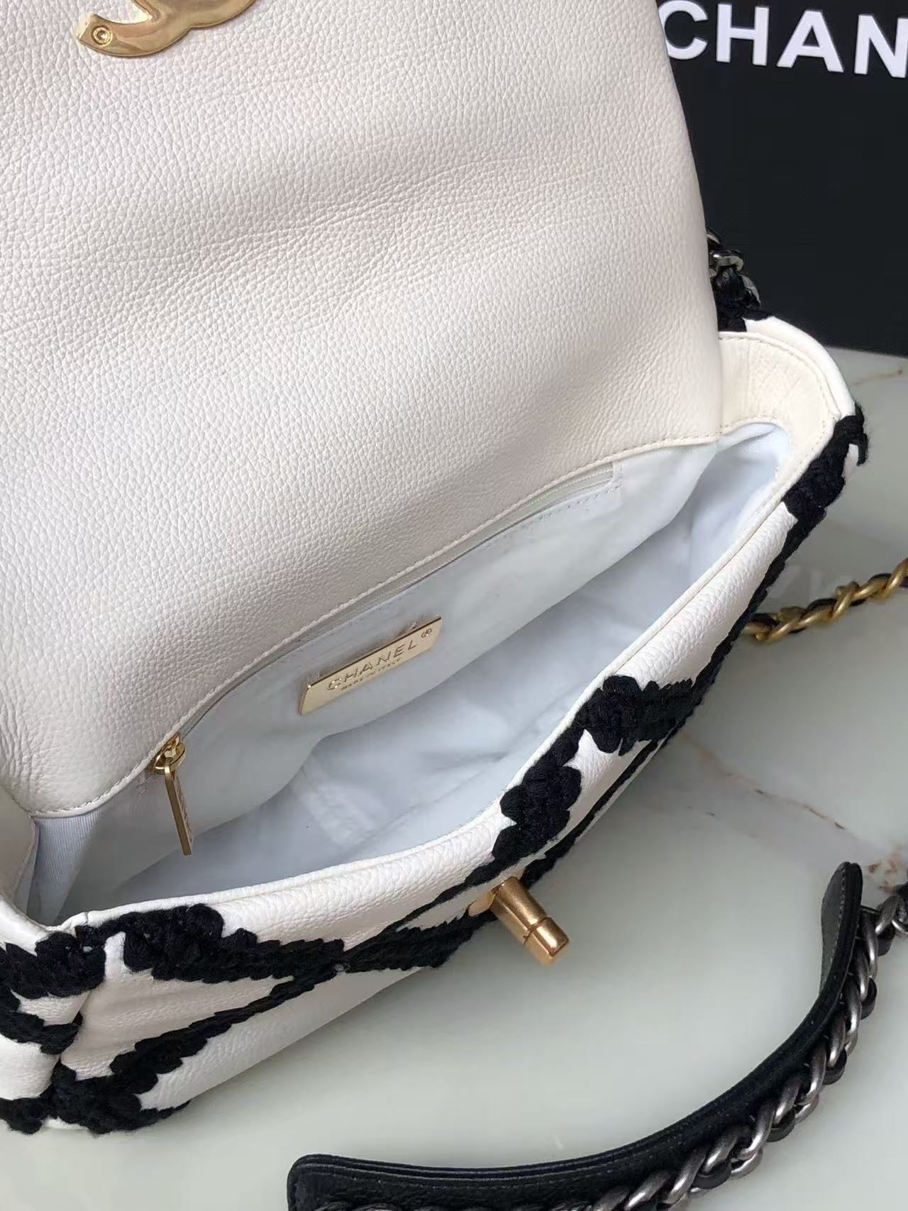 CC FLAP BAG 26 IN WHITE AND BLACK CALFSKIN GOLD HARDWARE