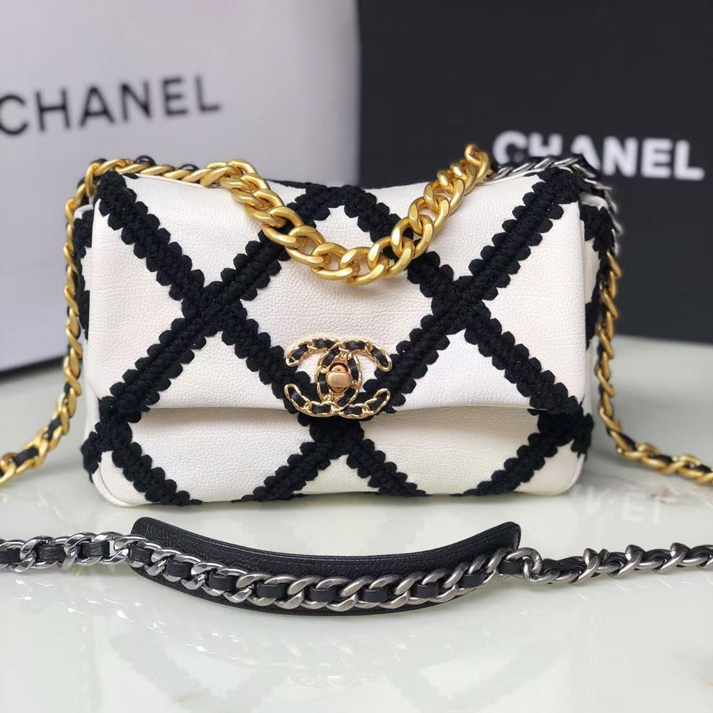 CC FLAP BAG 26 IN WHITE AND BLACK CALFSKIN GOLD HARDWARE