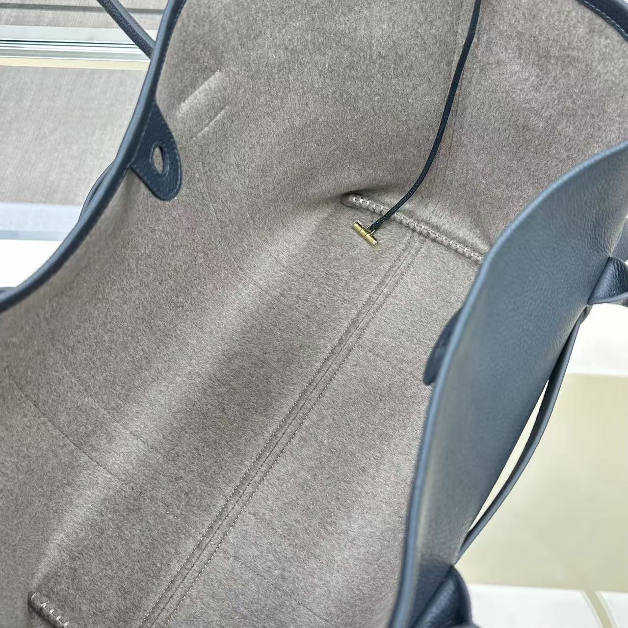 LP GHIERA SHOPPER BAG 40 IN DARK BLUE CALFSKIN