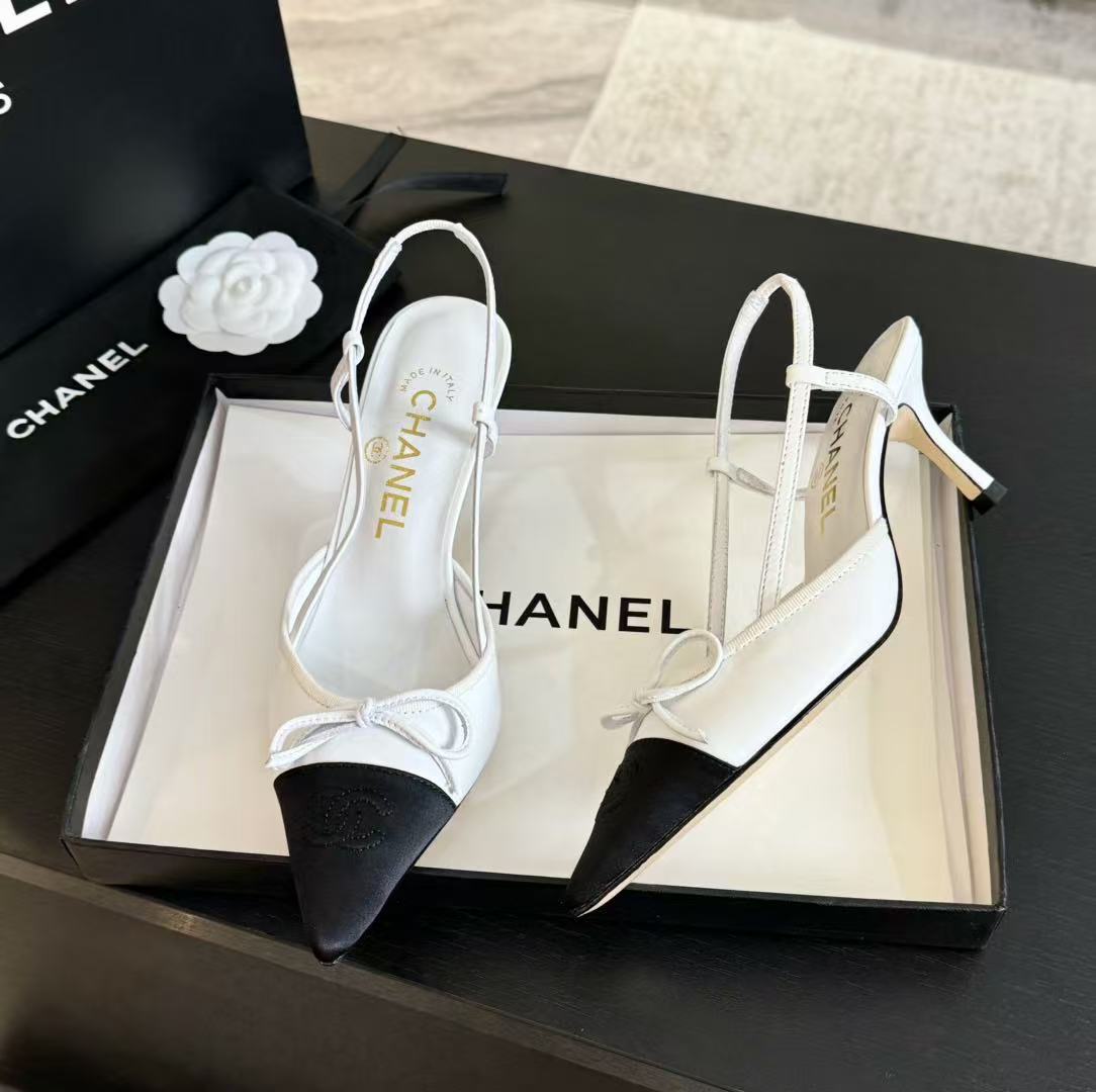 CHANEL 25S HIGH HEEL POINTY IN WHITE CALFSKIN AND BLACK FABRIC