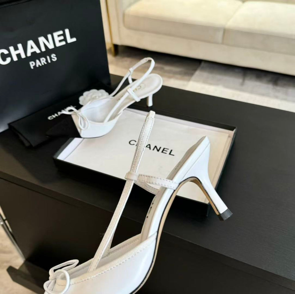 CHANEL 25S HIGH HEEL POINTY IN WHITE CALFSKIN AND BLACK FABRIC