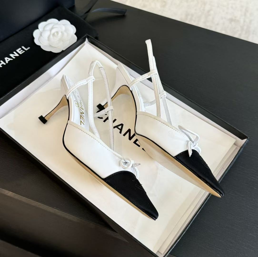 CHANEL 25S HIGH HEEL POINTY IN WHITE CALFSKIN AND BLACK FABRIC