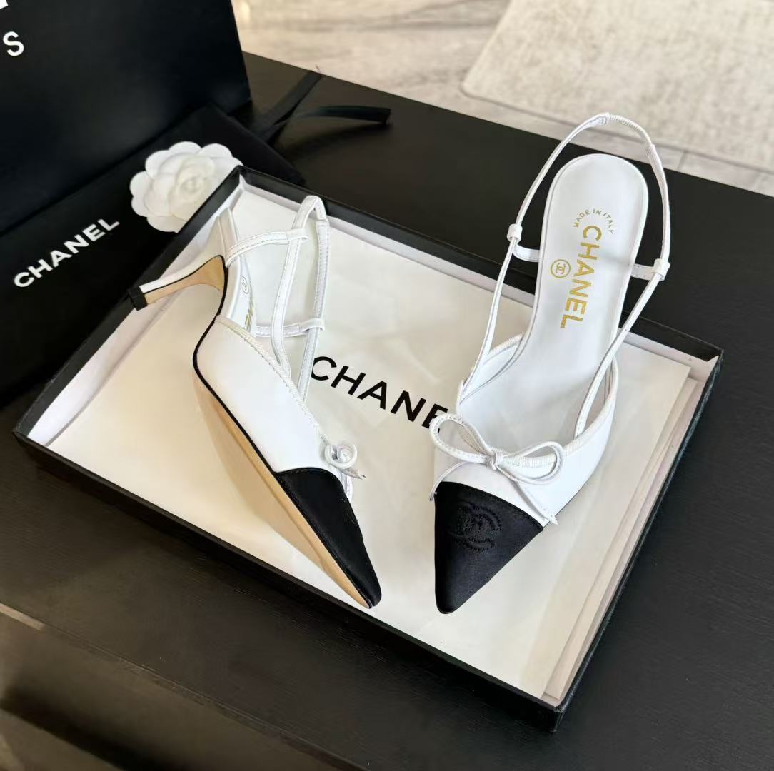 CHANEL 25S HIGH HEEL POINTY IN WHITE CALFSKIN AND BLACK FABRIC