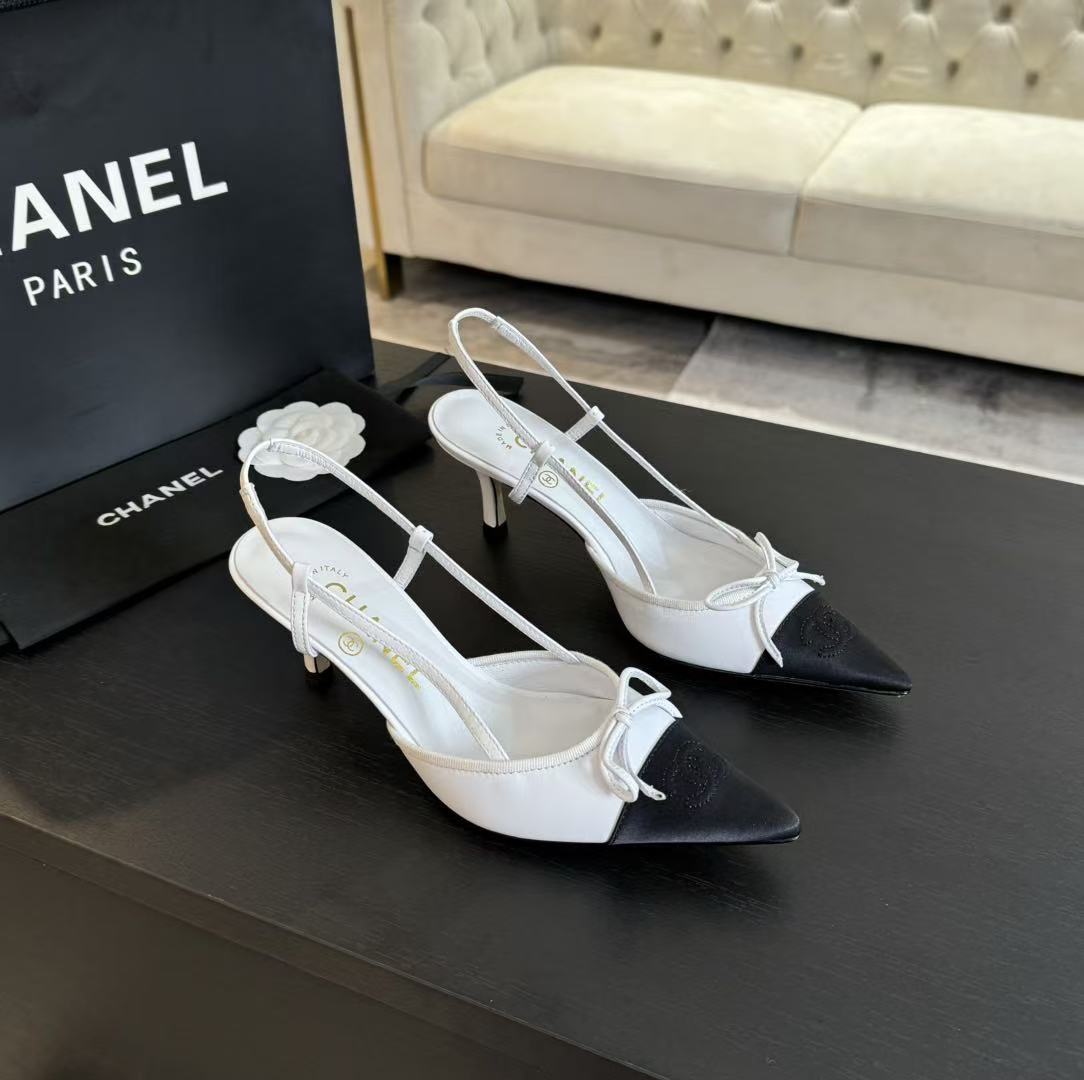CHANEL 25S HIGH HEEL POINTY IN WHITE CALFSKIN AND BLACK FABRIC