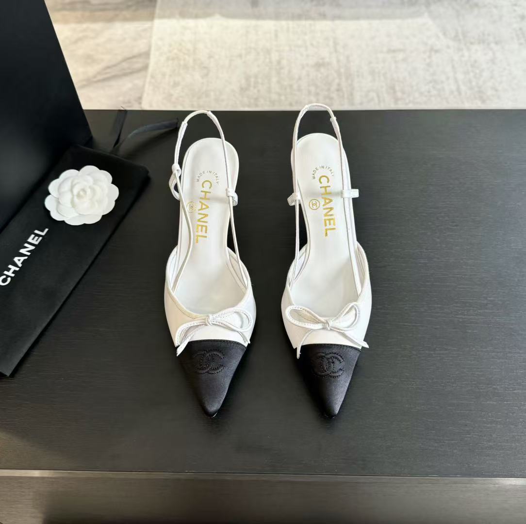 CHANEL 25S HIGH HEEL POINTY IN WHITE CALFSKIN AND BLACK FABRIC