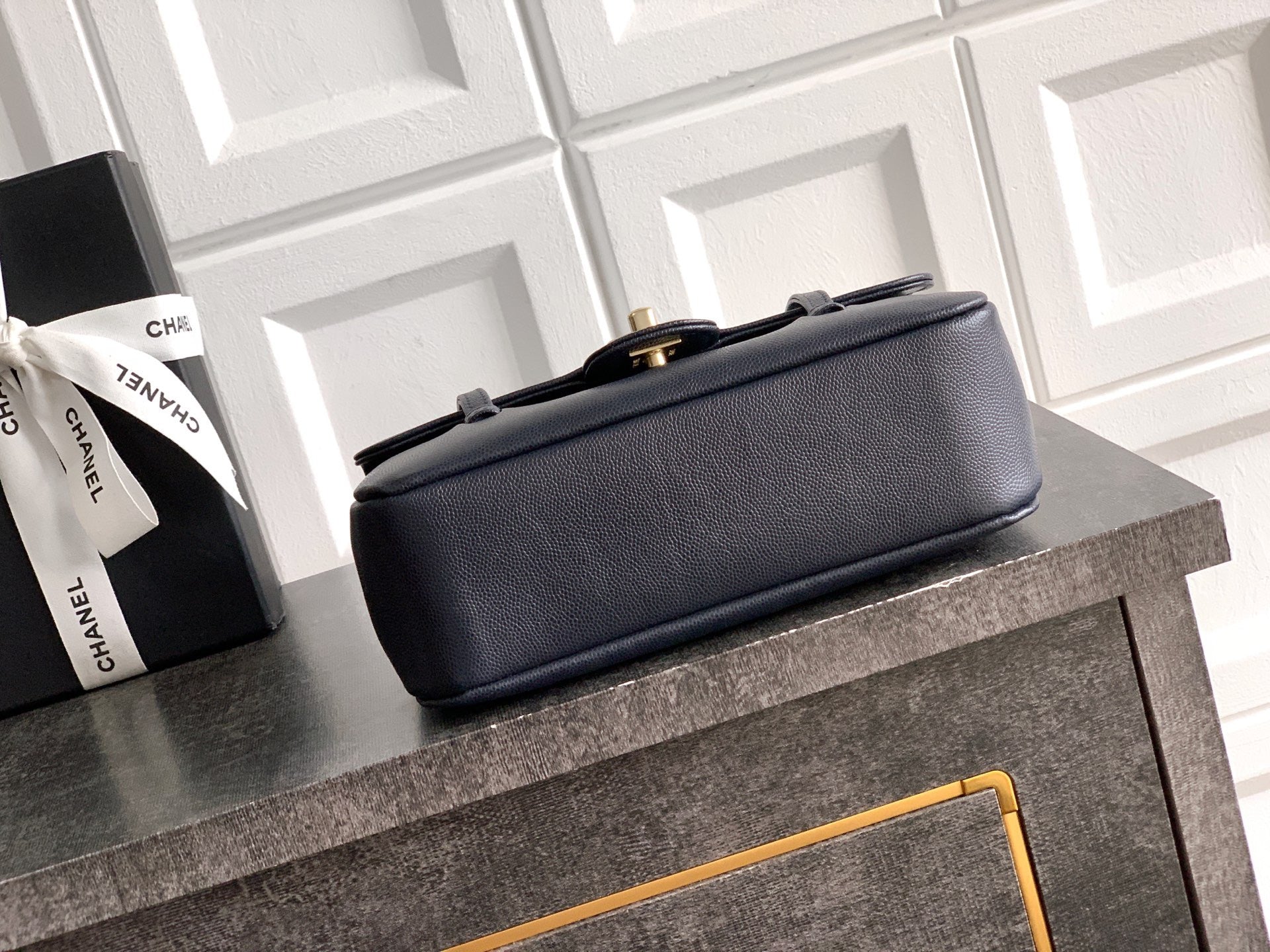 CHANEL SMALL FLAP BAG 22 IN BLACK GRAINED CALFSKIN GOLD HARDWARE