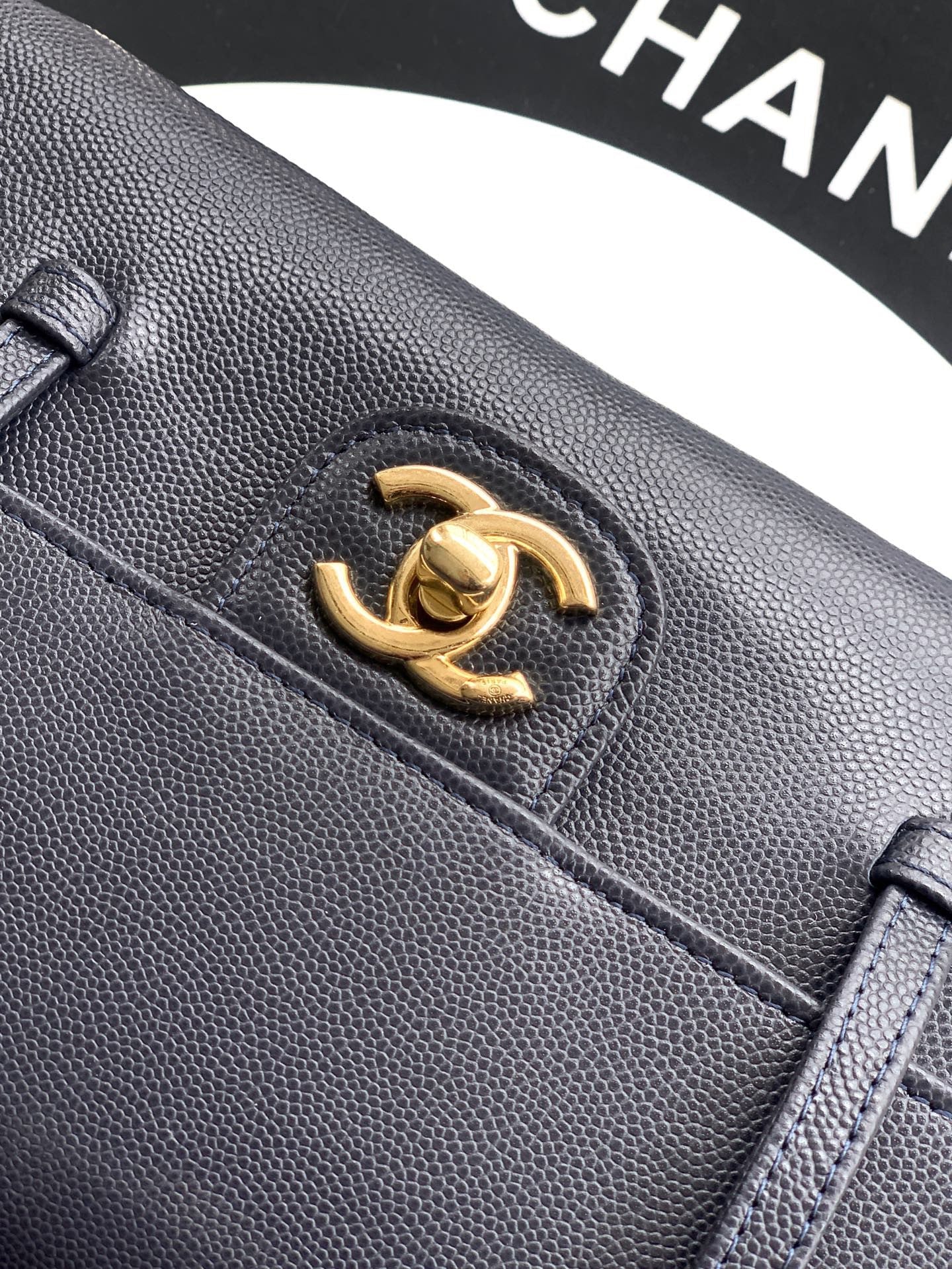 CHANEL SMALL FLAP BAG 22 IN BLACK GRAINED CALFSKIN GOLD HARDWARE