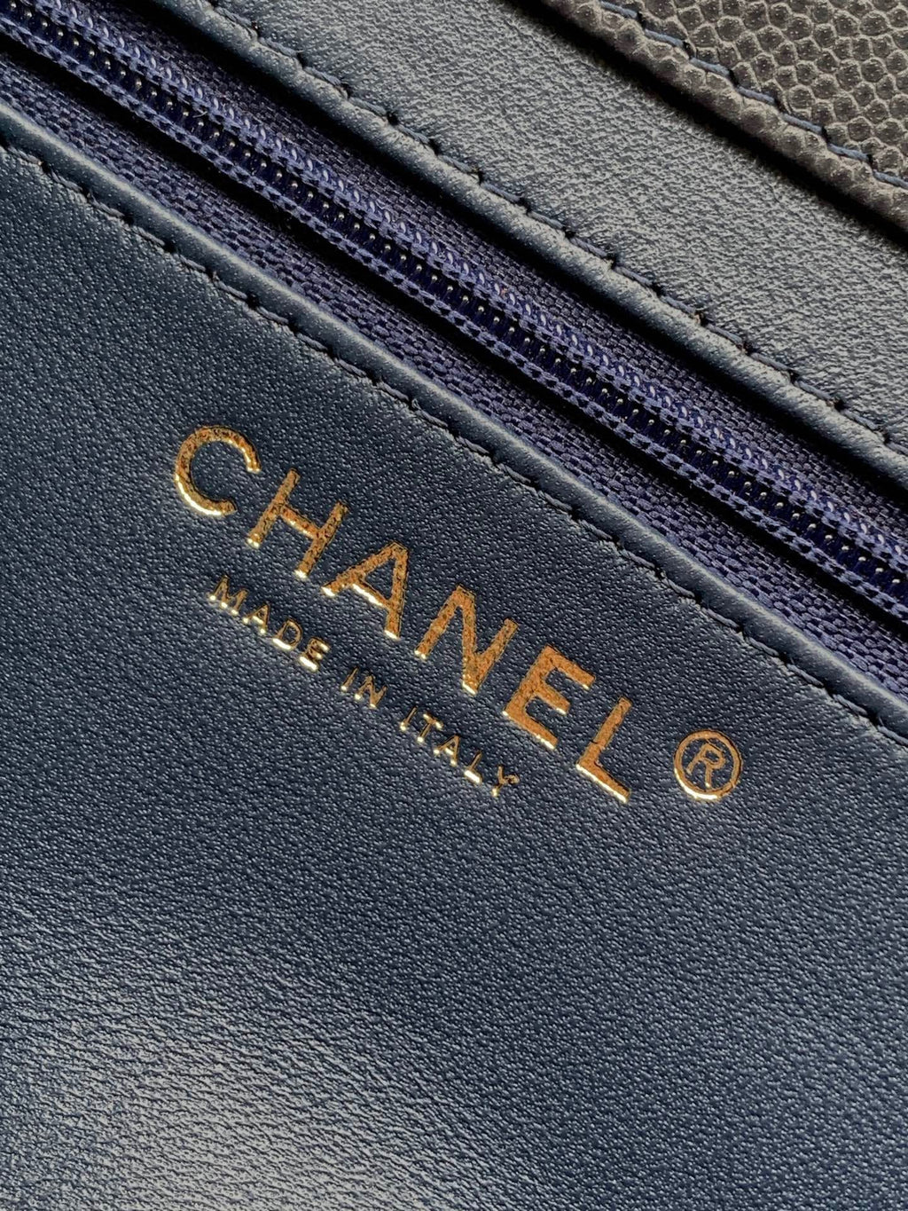 CHANEL SMALL FLAP BAG 22 IN BLACK GRAINED CALFSKIN GOLD HARDWARE