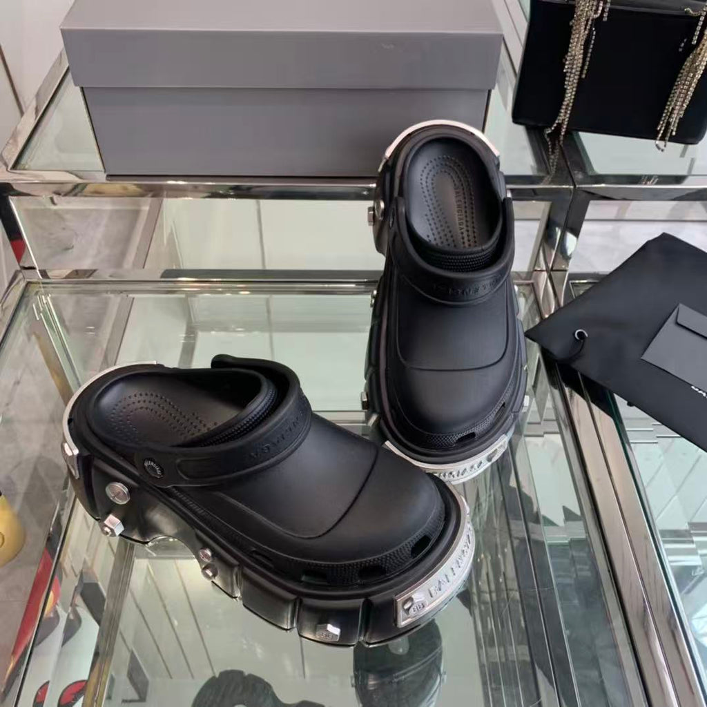 BALENCIAGA CROCS IN BLACK RUBBER WITH METAL