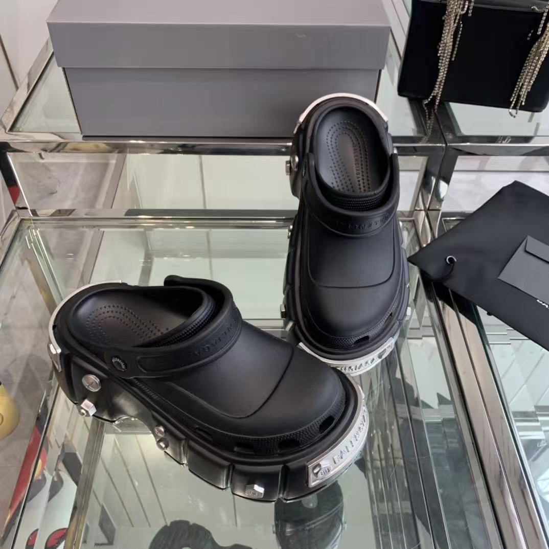 BALENCIAGA CROCS IN BLACK RUBBER WITH METAL