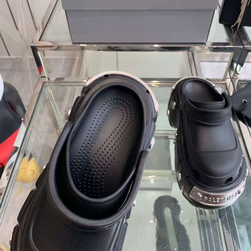 BALENCIAGA CROCS IN BLACK RUBBER WITH METAL