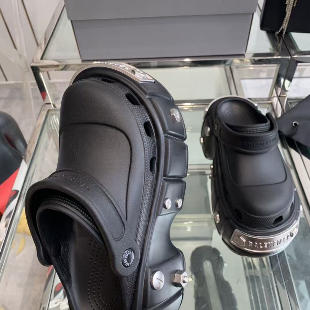 BALENCIAGA CROCS IN BLACK RUBBER WITH METAL