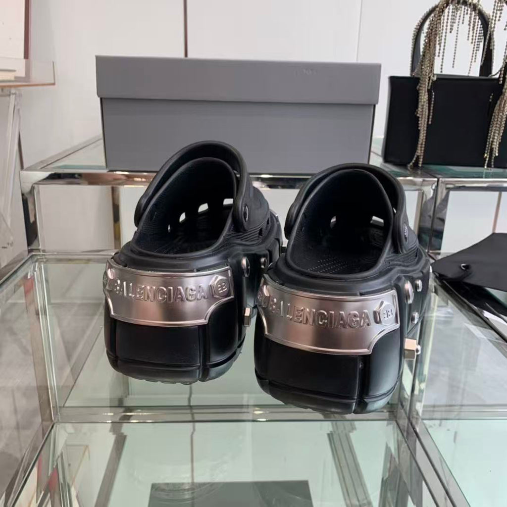 BALENCIAGA CROCS IN BLACK RUBBER WITH METAL