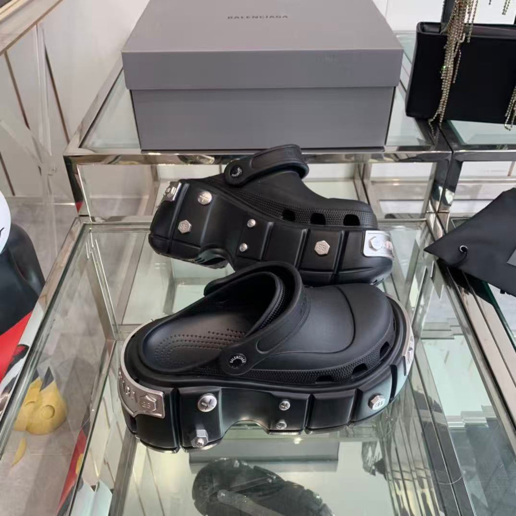 BALENCIAGA CROCS IN BLACK RUBBER WITH METAL