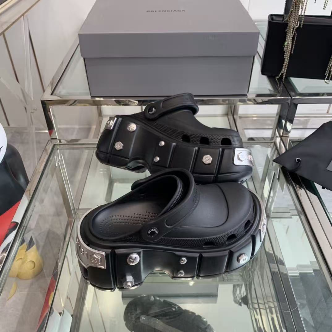 BALENCIAGA CROCS IN BLACK RUBBER WITH METAL