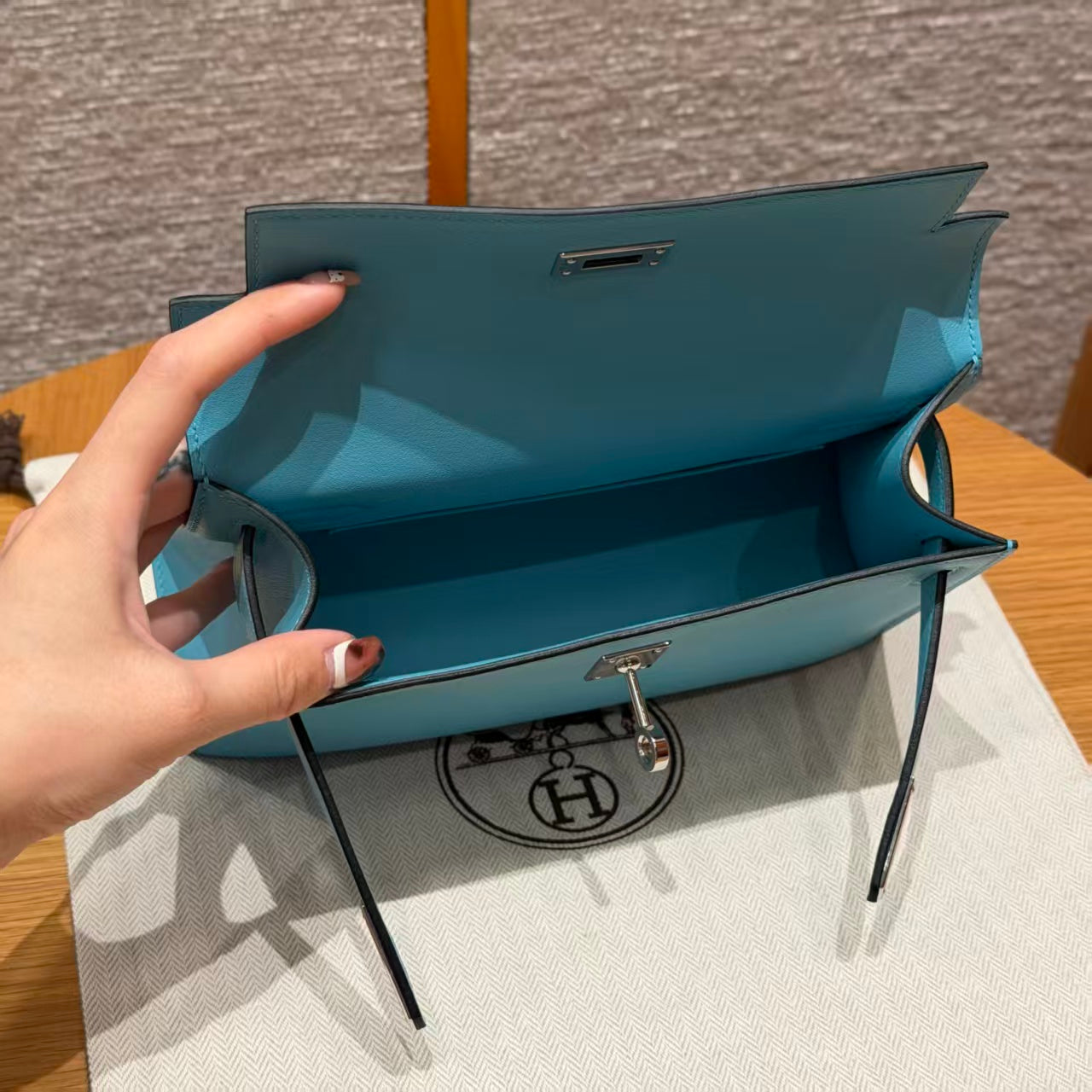 HM KELLY POCHETTE 22 IN CYAN BLUE TOGO GOLD HARDWARE