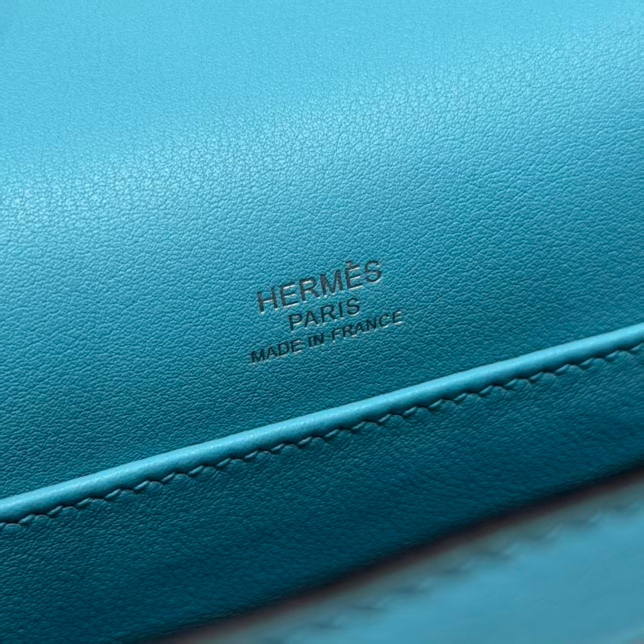 HM KELLY POCHETTE 22 IN CYAN BLUE TOGO GOLD HARDWARE