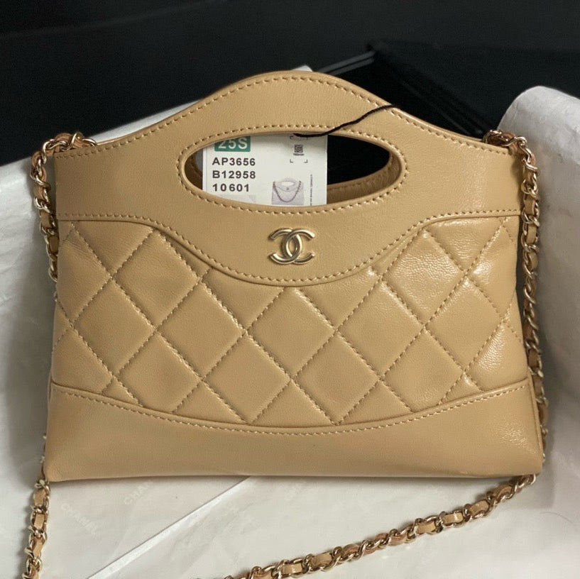 CC SHOPPING BAG 20 IN BEIGE QUILTED CALFSKIN