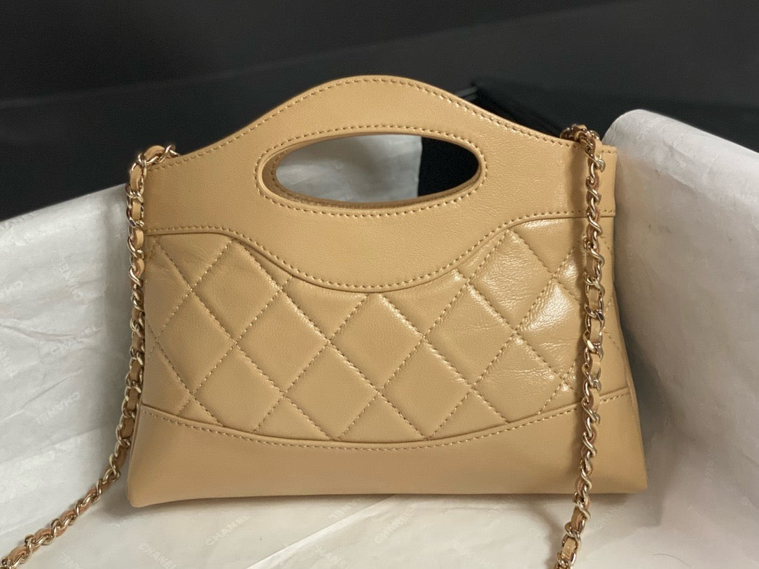 CC SHOPPING BAG 20 IN BEIGE QUILTED CALFSKIN