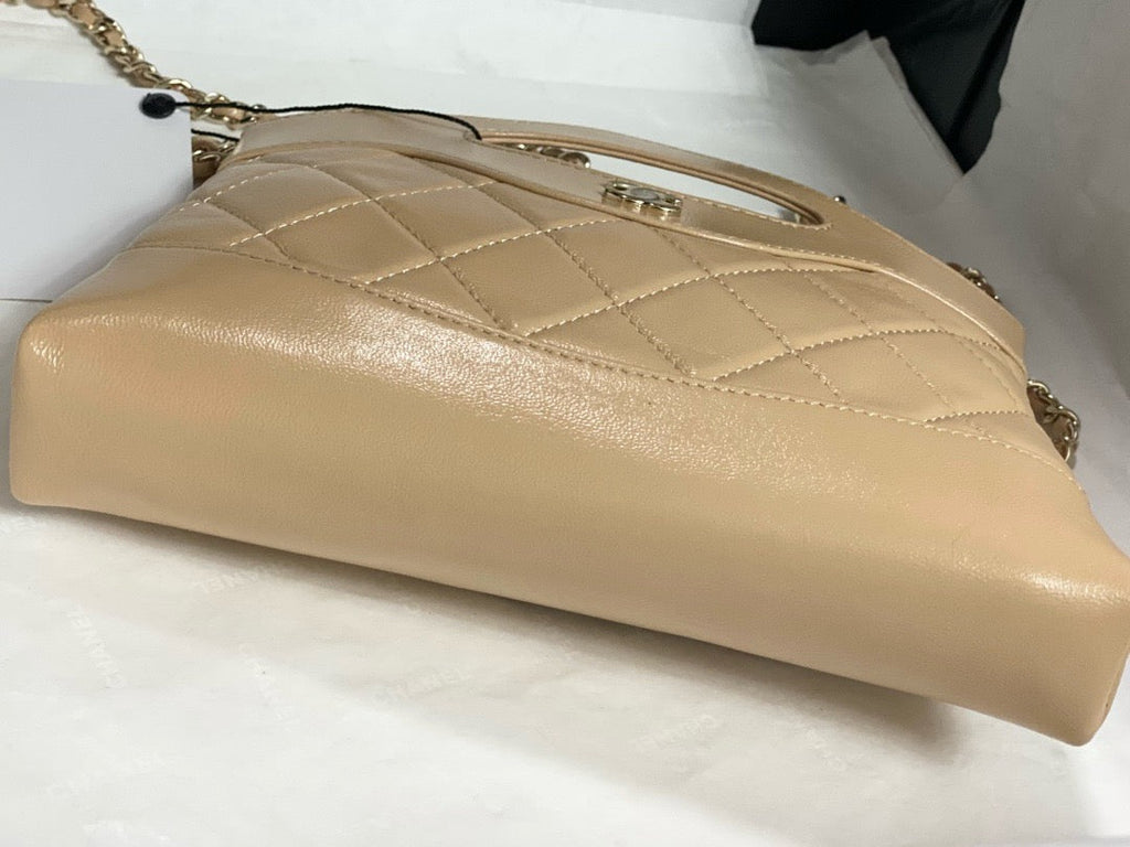 CC SHOPPING BAG 20 IN BEIGE QUILTED CALFSKIN