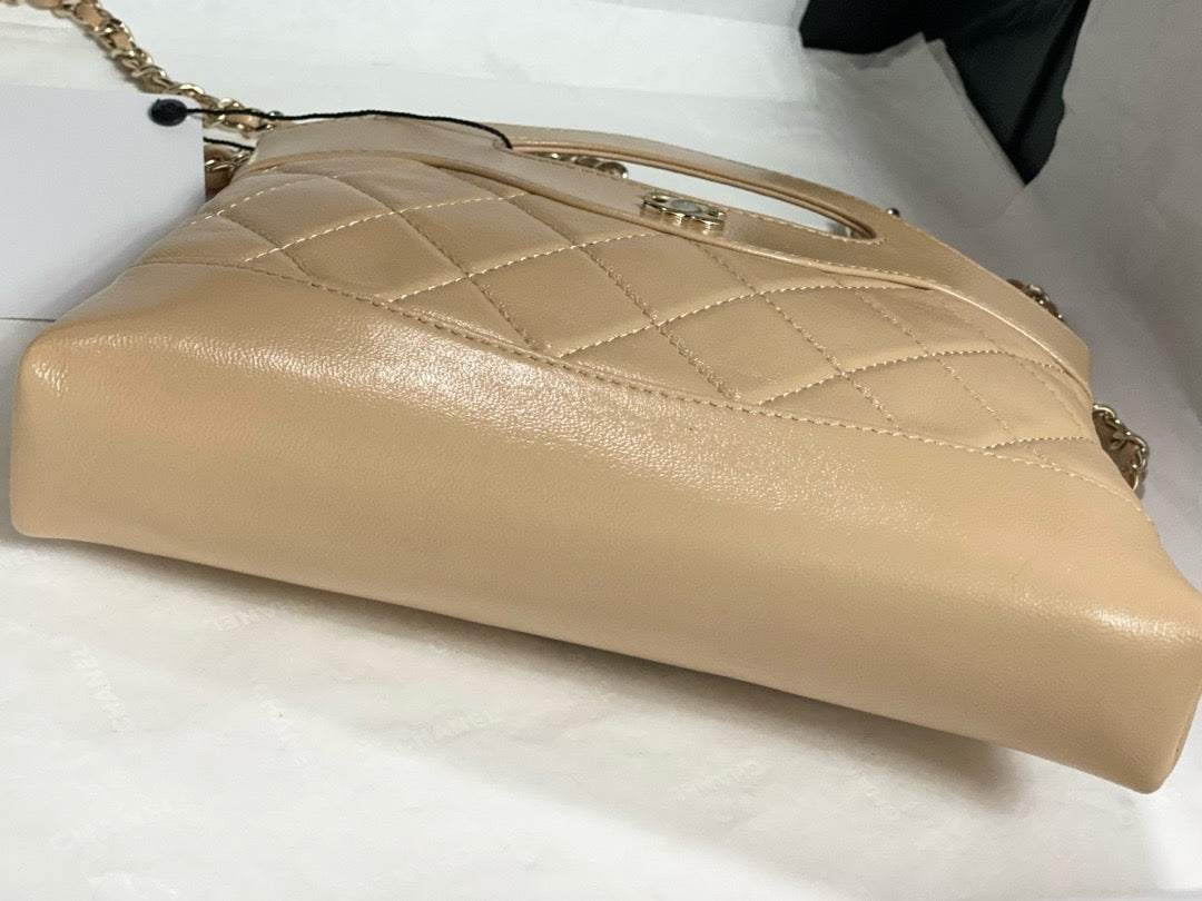 CC SHOPPING BAG 20 IN BEIGE QUILTED CALFSKIN
