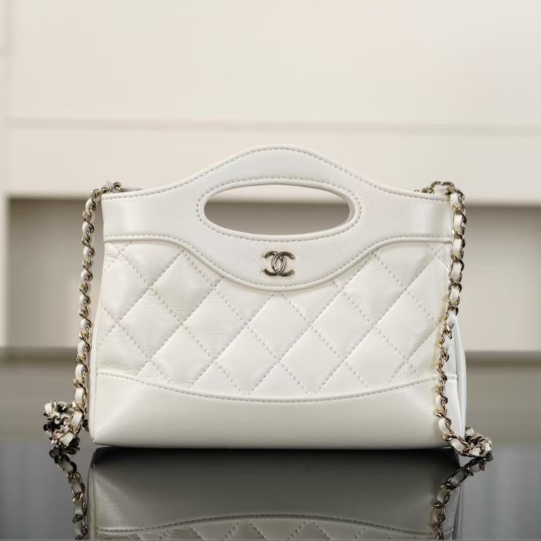 CC SHOPPING BAG 20 IN WHITE QUILTED CALFSKIN