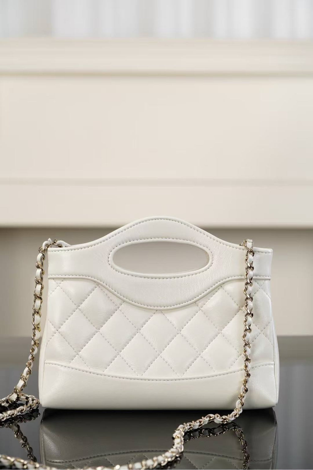 CC SHOPPING BAG 20 IN WHITE QUILTED CALFSKIN