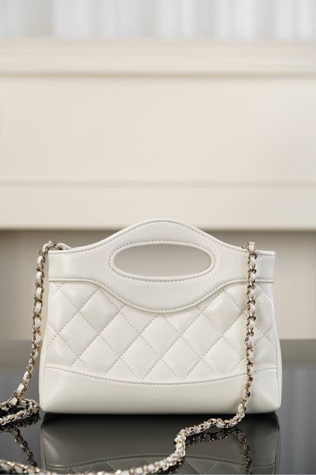 CC SHOPPING BAG 20 IN WHITE QUILTED CALFSKIN